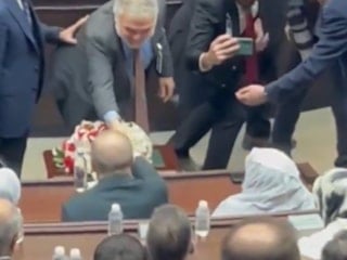 Ruşen Çakır, AK Parti Grup Toplantısı'nda Cumhurbaşkanı Erdoğan'la tokalaştı