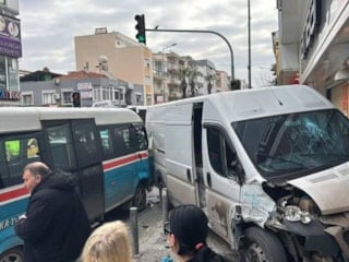 İzmir'de freni patlayan minibüs, kaldırımdaki yayaya çarptı