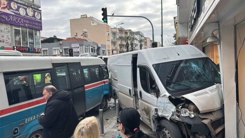 İzmir'de freni patlayan minibüs, kaldırımdaki yayaya çarptı