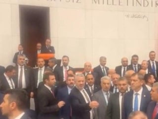 Akın Gürlek Meclis'te yemin etti: CHP'li vekiller kürsüyü işgal etti