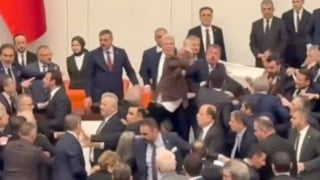 Bakanların yemin töreni öncesi Meclis'te yumruklu kavga çıktı