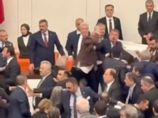 Bakanların yemin töreni öncesi Meclis'te yumruklu kavga çıktı