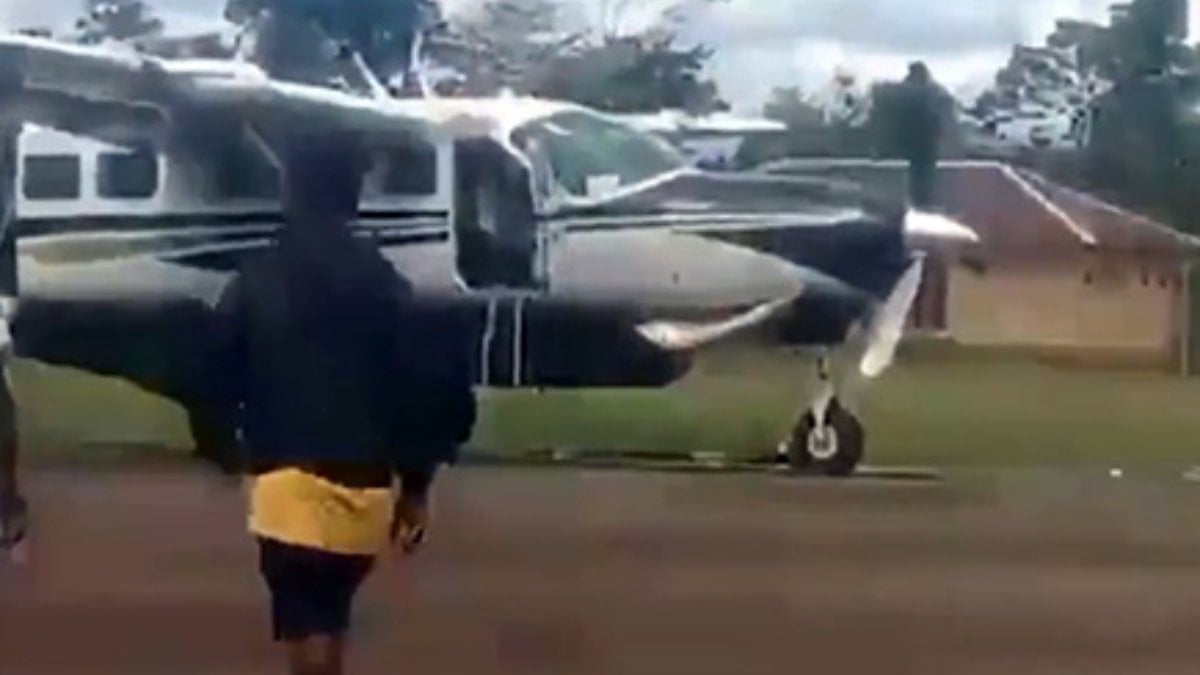 Endonezya'da inişe geçen uçağa silahlı saldırı: 2 ölü