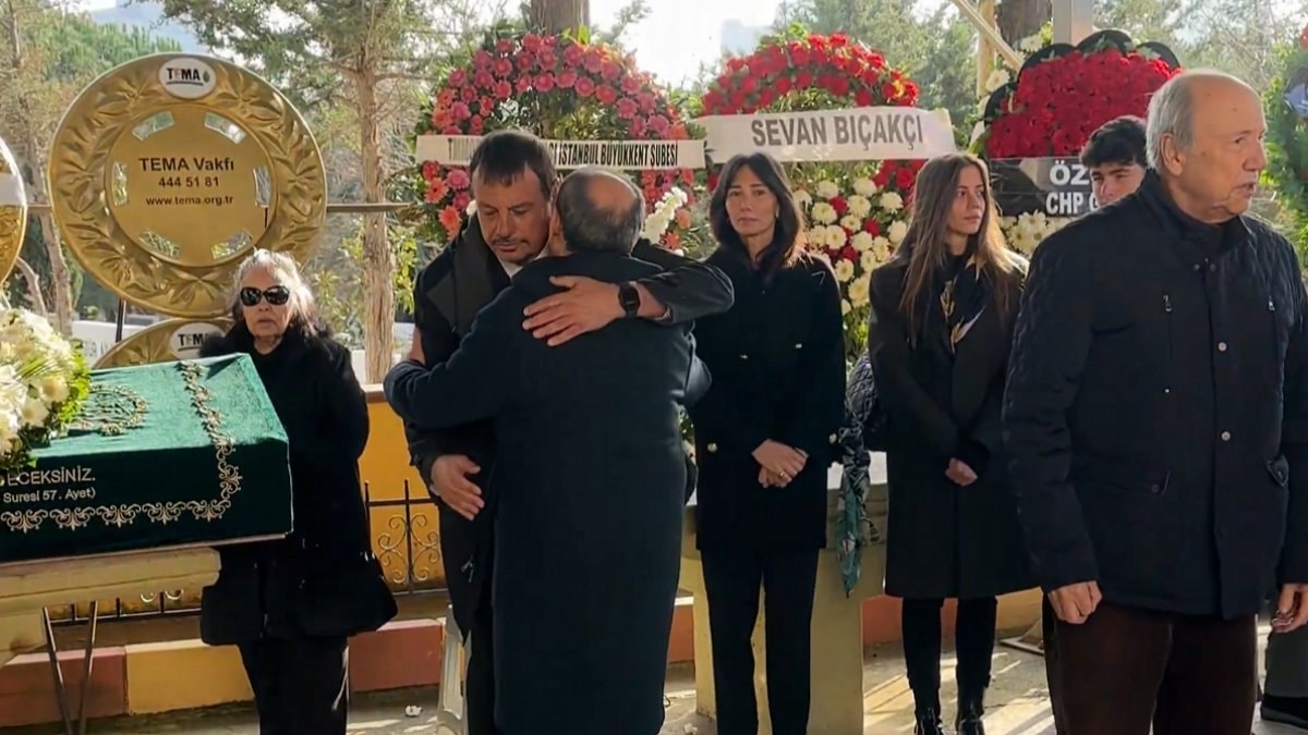 Ergin Ataman'ın annesi son yolculuğuna uğurlandı