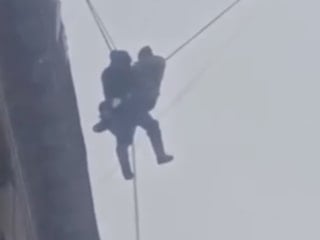 Rusya'da çatıdan düşen görevli son anda kurtuldu