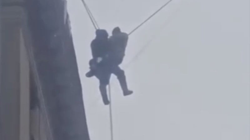 Rusya'da çatıdan düşen görevli son anda kurtuldu