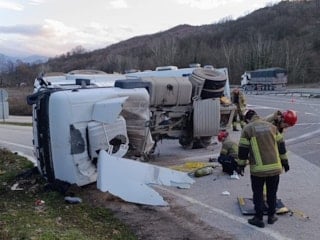 Bursa’da beton tankeri devrildi: Sürücü yaşamını yitirdi