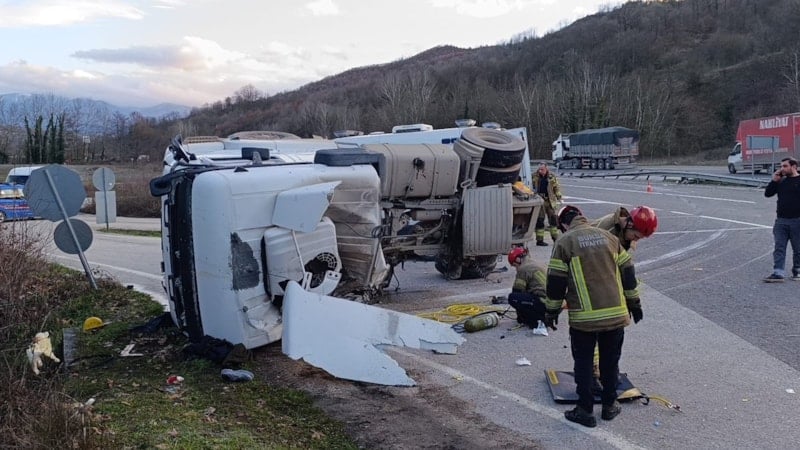 Bursa’da beton tankeri devrildi: Sürücü yaşamını yitirdi