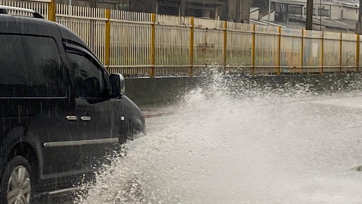 İzmir’de sağanak alarmı: Caddeler suyla doldu, trafik felç oldu