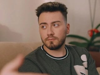 Enes Batur havaalanında gözaltına alındı