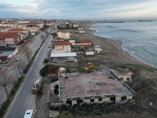 Karasu sahilinde riskli yapıların yıkımına başlandı