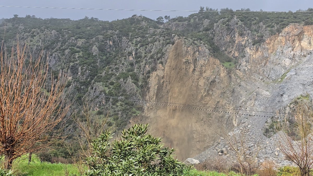 Söke’de sağanak sonrası dağdan akan sular şelaleyi andırdı