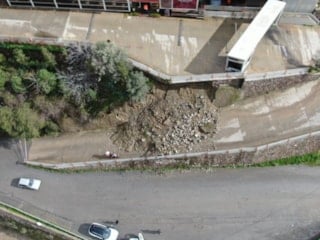 İzmir’de heyelan: Lüks site yolu ulaşıma kapandı