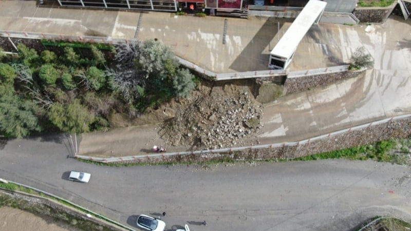 İzmir’de heyelan: Lüks site yolu ulaşıma kapandı