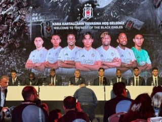 Beşiktaş'ta yeni transferler için imza töreni düzenlendi