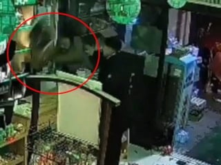 Bursa'da 'eksik para üstü verdin' dedi: Market sahibine eşya fırlattı