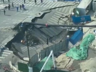 Çin'de metro inşaatı sırasında yol saniyeler içinde çöktü