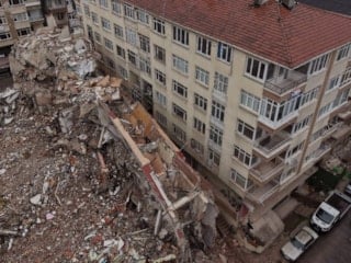 İstanbul'da yıkımı yapılan binadan kopan parçalar yandaki binaya hasar verdi