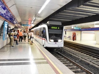 İzmir'de metro seferlerinde çift yönlü aksama yaşanıyor
