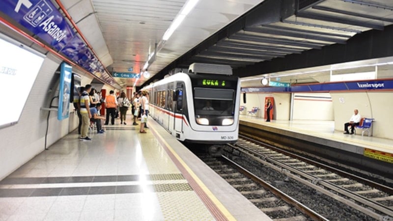İzmir'de metro seferlerinde çift yönlü aksama yaşanıyor