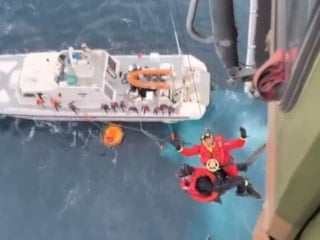 İzmir açıklarında batan göçmen botundan 2 kişi kurtarıldı