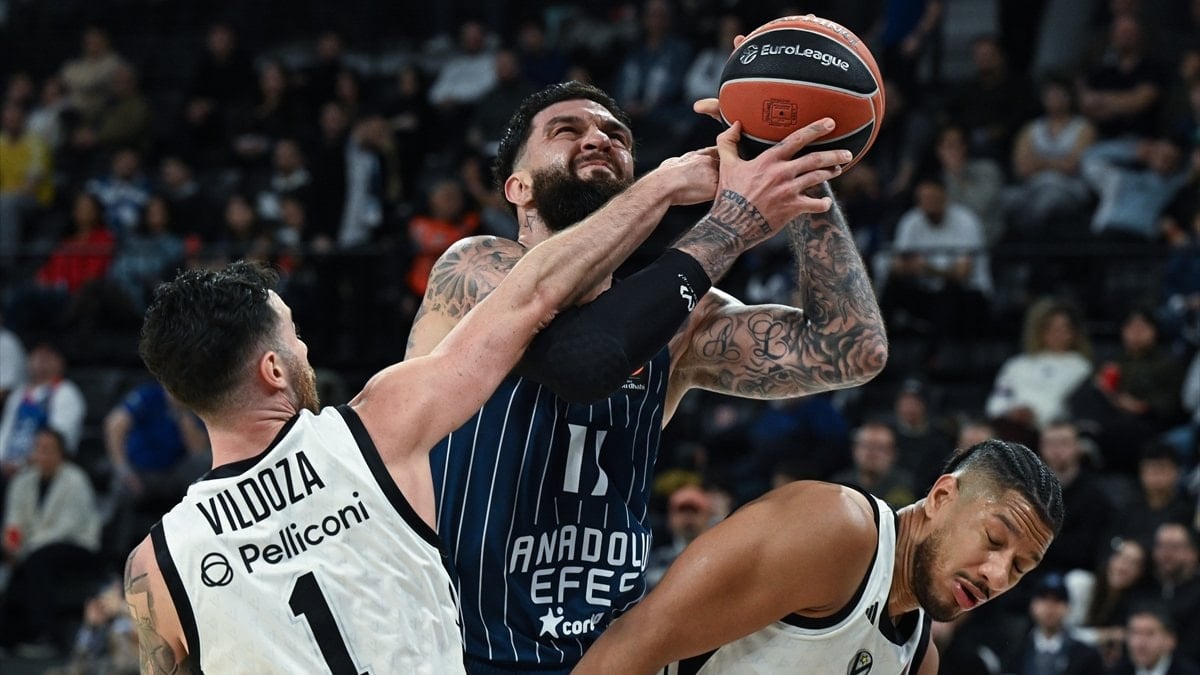 Anadolu Efes, Virtus Bologna'yı 31 sayı farkla devirdi