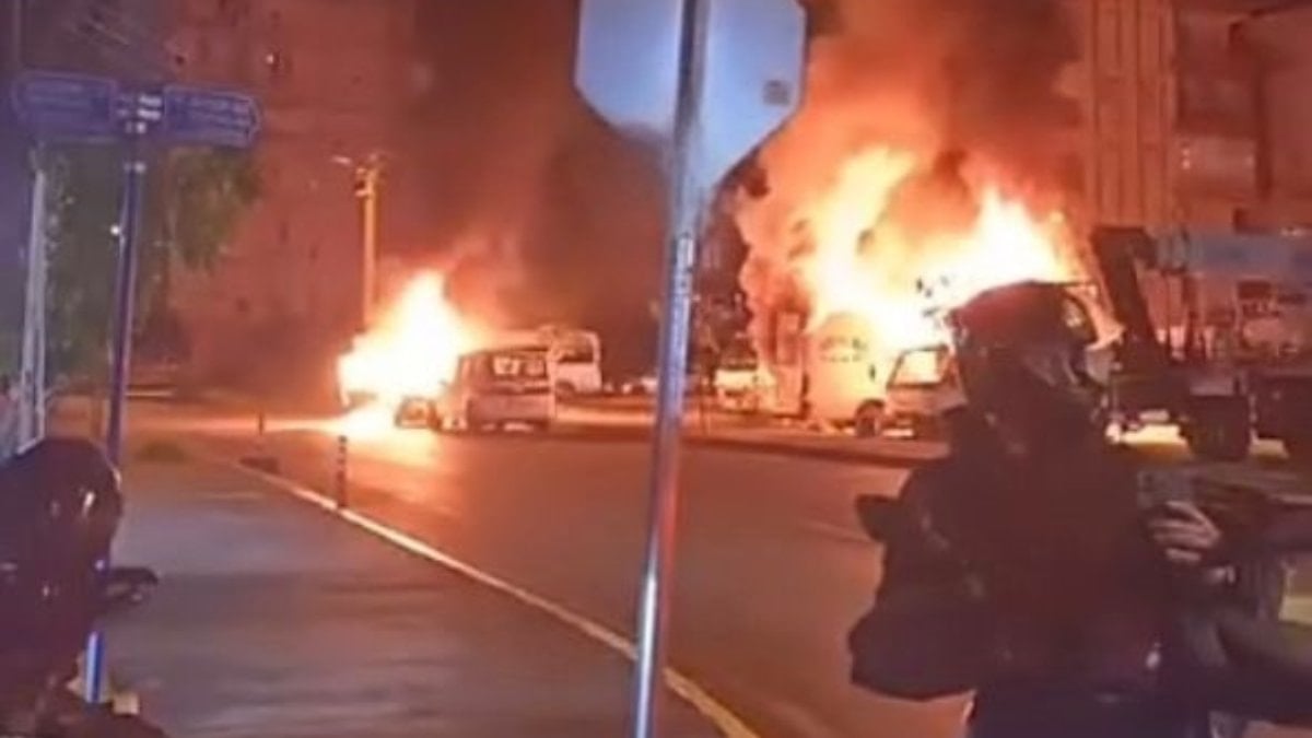 Antalya'da bir kişi tartıştığı kız arkadaşının ve annesinin aracını ateşe verdi