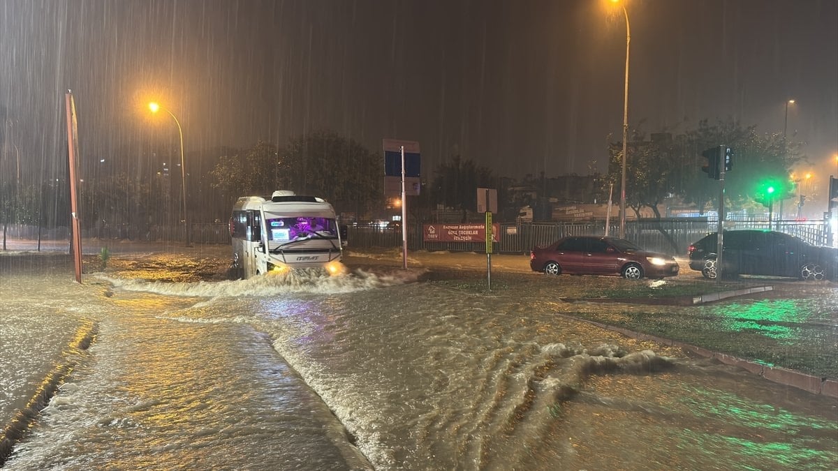 Adana'da sağanak hayatı olumsuz etkiledi: Yollar göle döndü