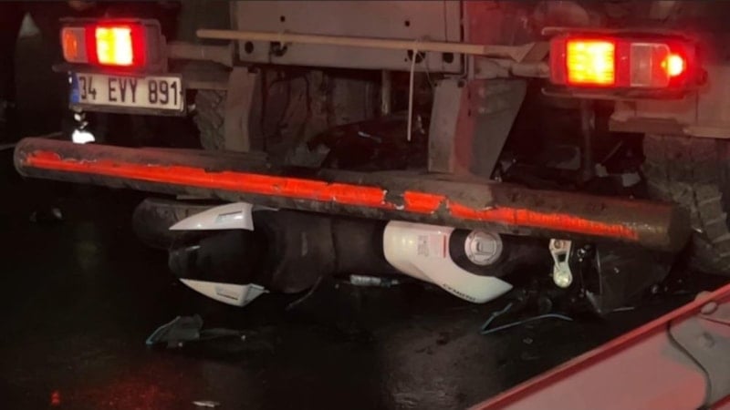 İstanbul Küçükçekmece'de temizlik aracına çarpan motosikletteki 2 kişi öldü