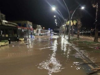 İzmir'i sağanak vurdu: Yeni Foça'yı su bastı