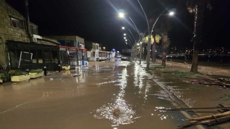 İzmir'i sağanak vurdu: Yeni Foça'yı su bastı