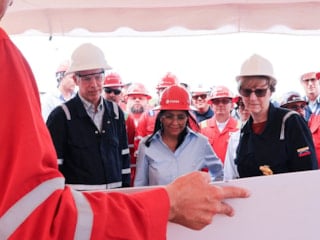 Maduro gitti buzlar eridi: ABD Enerji Bakanı'na Venezuela'da sıcak karşılama