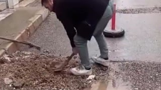 İzmir'de bozuk yolları vatandaşlar onarıyor