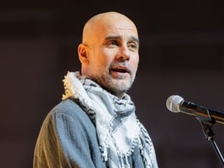 Guardiola, Gazze'deki ampute futbol takımına destek için Filistin Milli Takımı formalarını imzaladı