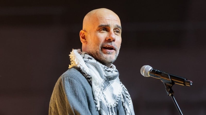 Guardiola, Gazze'deki ampute futbol takımına destek için Filistin Milli Takımı formalarını imzaladı