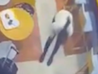 İstanbul Havalimanı'nda garsonun Heimlich müdahalesi hayat kurtardı