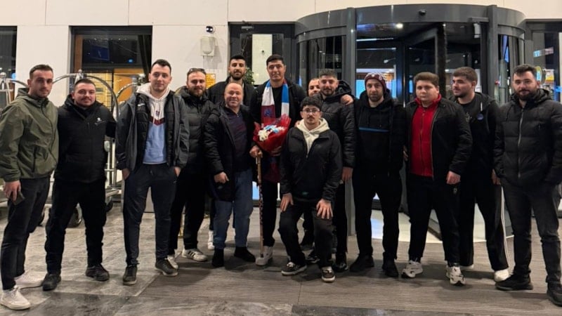 Oscar Cardozo, yıllar sonra Trabzon'da: Yine bastonla karşılandı...