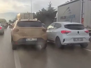 Bursa'da sürücülerin şerit kavgası