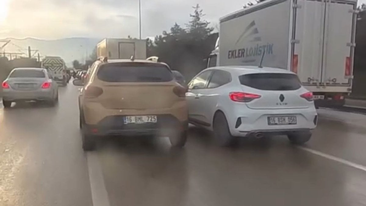Bursa'da sürücülerin şerit kavgası