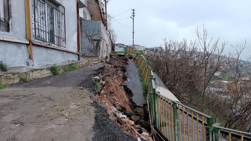 İzmir'de sağanak sonrası yol çöktü