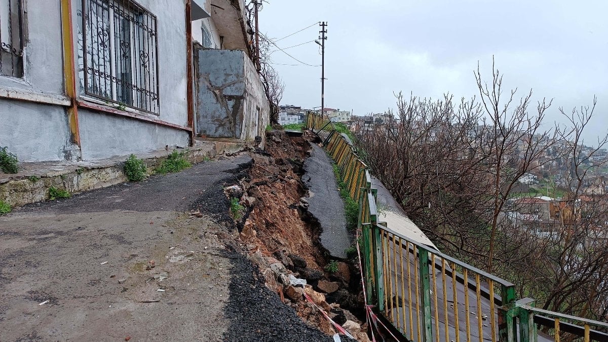 İzmir'de sağanak sonrası yol çöktü
