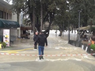 Antalya'yı sağanak vurdu: Meyve bahçeleri sular altında kaldı