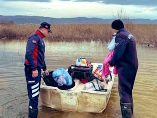 Bursa'da Ulubat Gölü taştı, mahsur kalan aile botla kurtarıldı