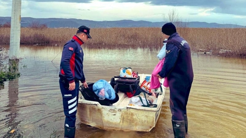 Bursa'da Ulubat Gölü taştı, mahsur kalan aile botla kurtarıldı