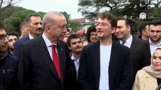 Boğaziçi öğrencileri Cumhurbaşkanı Erdoğan'ı karanfille karşıladı