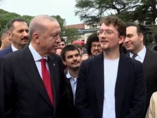 Boğaziçi öğrencileri Cumhurbaşkanı Erdoğan'ı karanfille karşıladı