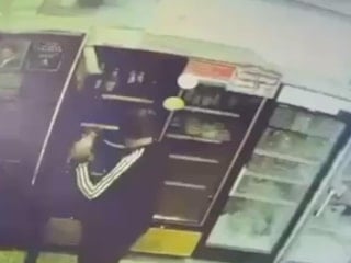 Tekirdağ'da marketten içki çalan hırsız kameraya yakalandı