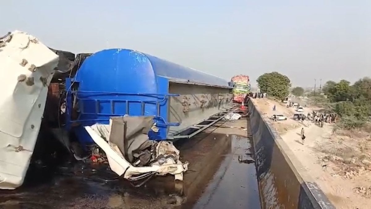 Pakistan'da minibüsün üzerine tanker devrildi: 13 ölü