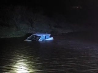 Adıyaman'da sele yakalanan araç suya gömüldü