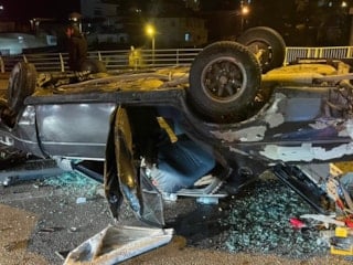 Kazada hurdaya dönen araçtan yara almadan kurtuldu